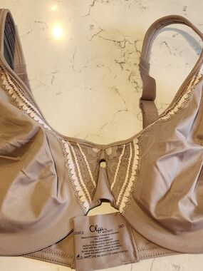 Olga Smooth Full-Coverage Bra in Taupe with Lace Trim( Never Worn)